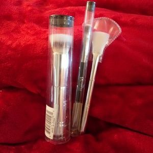 Set of 3 it cosmetics makeup brushes